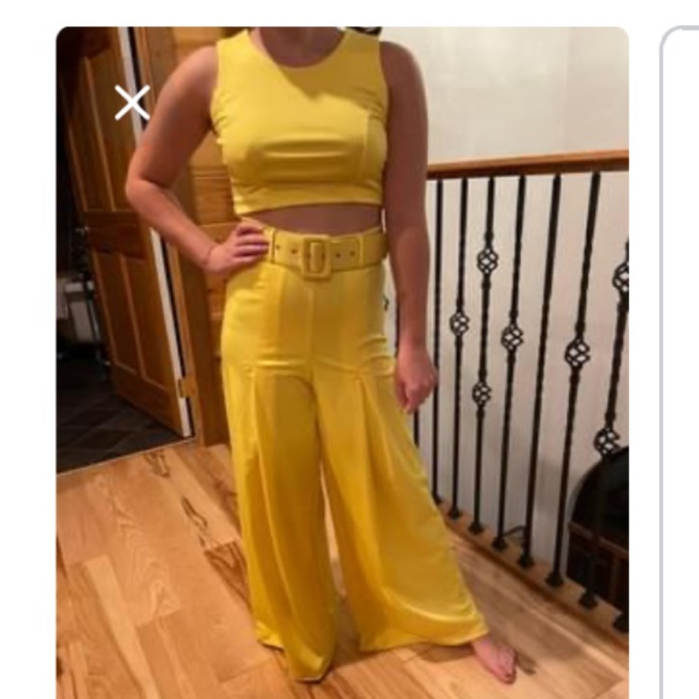 Super cute 2 piece set in a beautiful yellow!